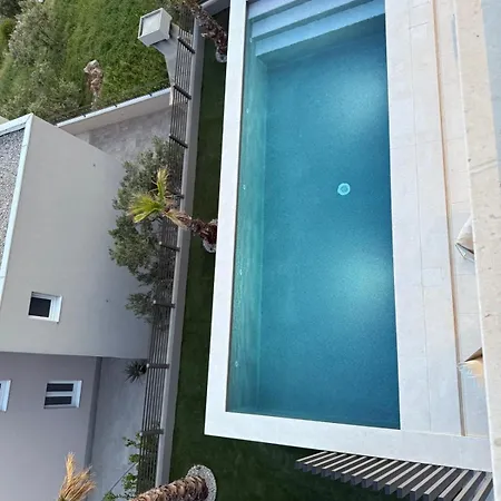 Reina Βίλα Μακάρσκα