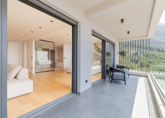 Reina Villa *