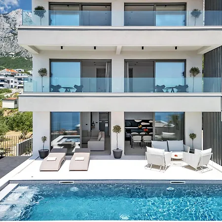 Reina * Makarska